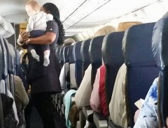 飛行機内で泣き出した赤ちゃん　CAの粋な対応に両親、大感謝！！