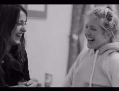 エリー・ゴールディングの新曲MVに本物の親友が出演　真の友情を披露！