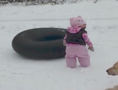 雪で遊ぶ赤ちゃんに、ワンコが参加！　なぜそのスタイルで来た（笑）