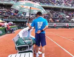 テニス王者・ジョコビッチ選手の神対応！傘を掲げるボールボーイに…