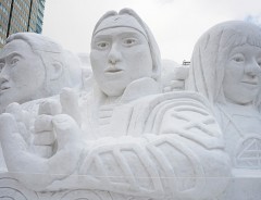 さっぽろ雪まつりに巨大三太郎が出現！ 「あれ、この雪像、動くぞ！！」