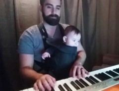 中耳炎で眠れない赤ちゃんのために、ピアノを演奏すると…