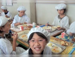 「子供を日本の学校に通わせたい」 日本の給食風景が、海外から大絶賛！