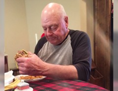 おじいさんが静かに食事をする１枚の写真、アメリカで反響を呼ぶ…　一体なぜ？