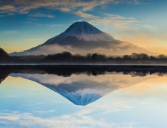 湖に映り込んだ美しい『逆さ富士』　この写真には秘密が…