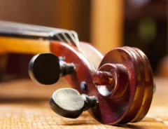 世界唯一の『ストラディバリ』ギター 1679年製の音色を聴いてみた