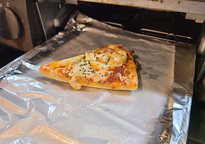 ピザの温め直しで１番おいしい方法は『オーブン』『レンジ』『フライパン』のどれ？