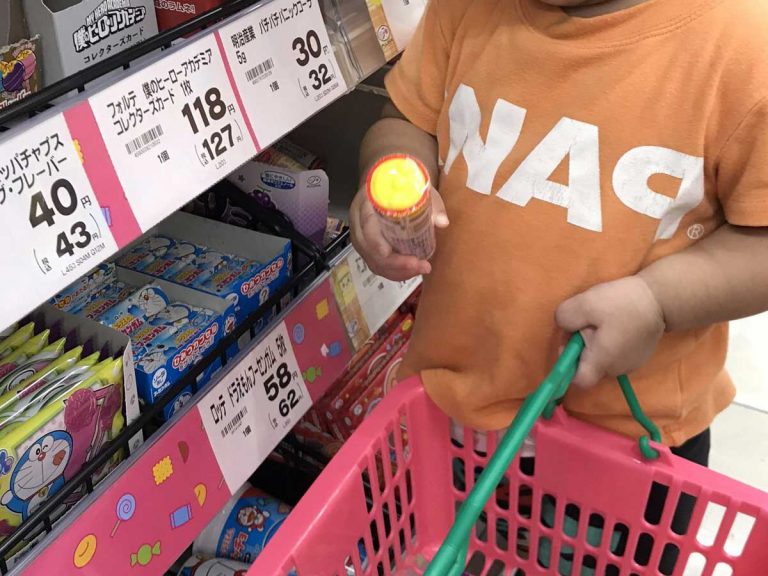 お菓子は１個だけ と約束したはずの娘 真剣に選ぶ手元を見ると Grape グレイプ
