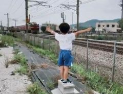 貨物列車が好きな男の子　線路沿いで手を振っていると？　「素敵な映像」「うるっとした」