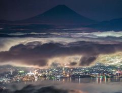 「神々しい」「なんて美しい…」　雲の上から街を見守る富士山に、心奪われる