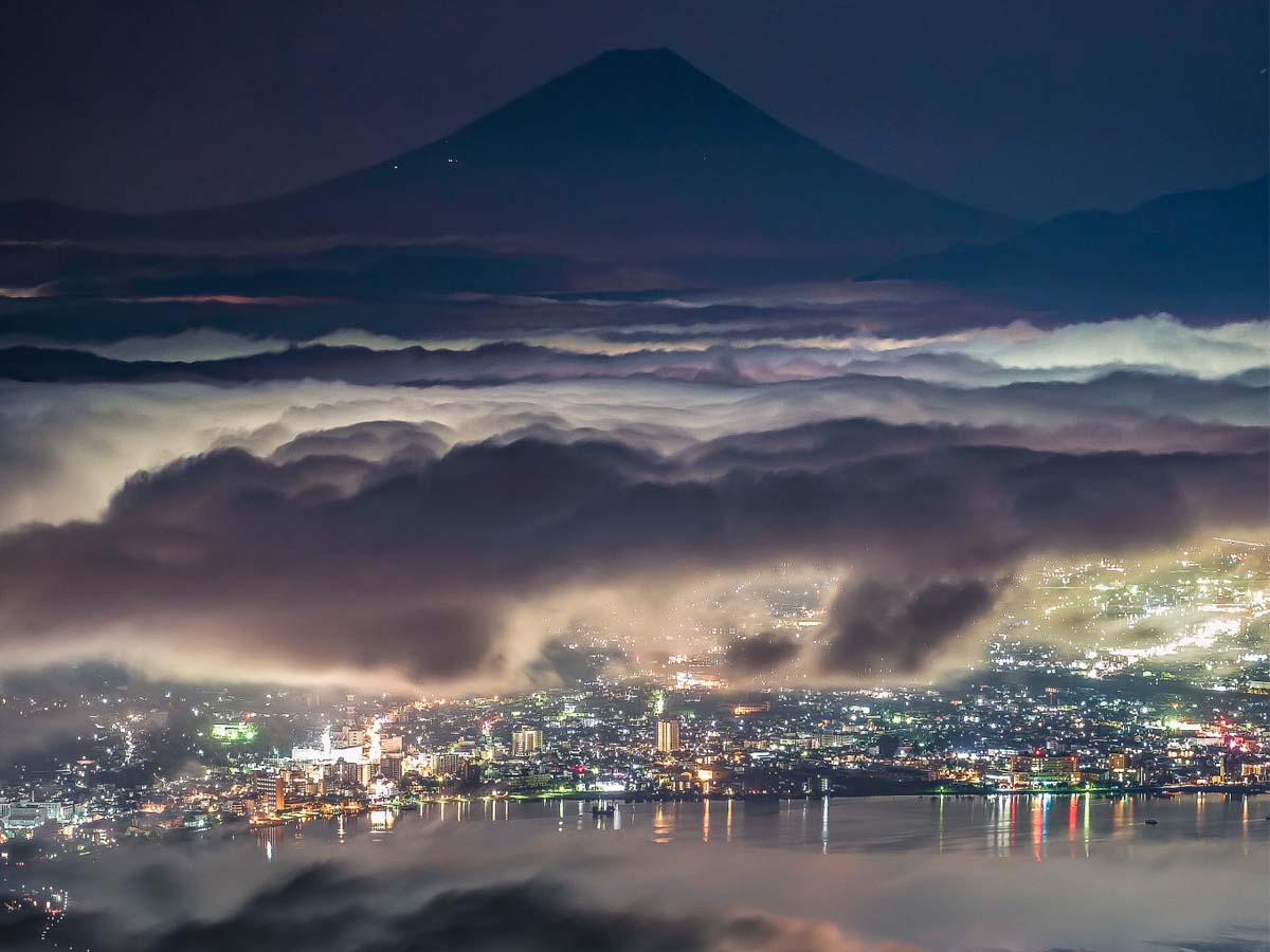 神々しい なんて美しい 雲の上から街を見守る富士山に 心奪われる Grape グレイプ