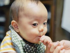 初めて桃を食べた赤ちゃんの『表情変化』が最高すぎた　「アニメみたい」「いい写真！」