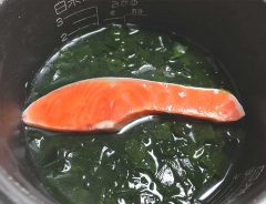 JA全農が投稿した、炊飯器で作る鮭わかめご飯に「これは絶対おいしいやつ」