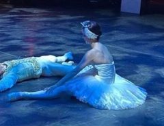 コロナで『白鳥の湖』が中止に　ステージ上で呆然とするダンサーの姿に涙