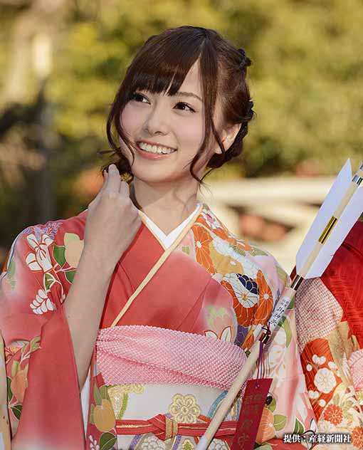 芸能：乃木坂４６　乃木神社で成人式　　振り袖姿を披露する白石麻衣