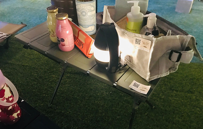 ワークマンのワイド耐熱フィールドテーブルの上にのったキャンプ用品