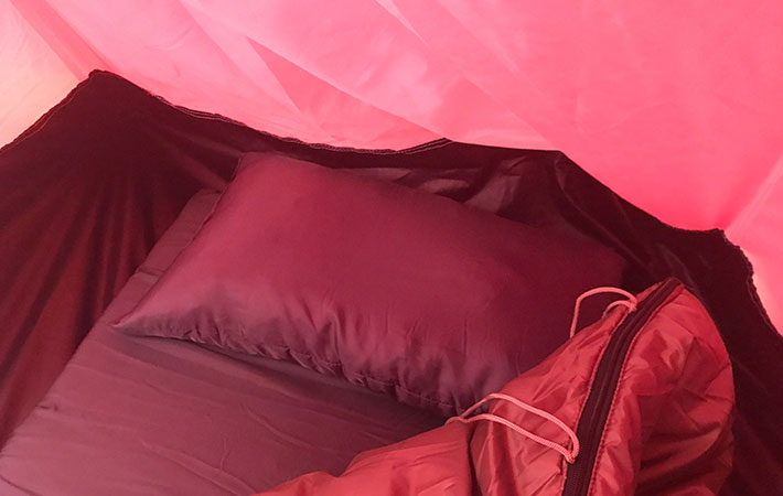 BASICドームテントに枕とシュラフを置いている