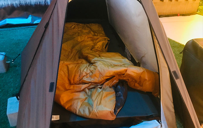ミシックドームテントAGの出入り口と中に入れている寝具