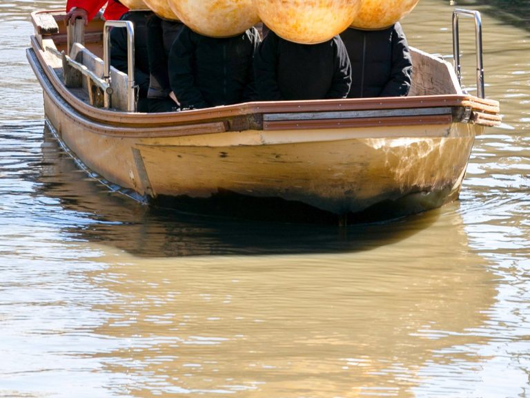 たこ焼きを乗せた船の写真