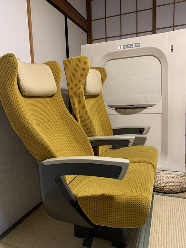 新幹線の座席を自宅に設置した写真