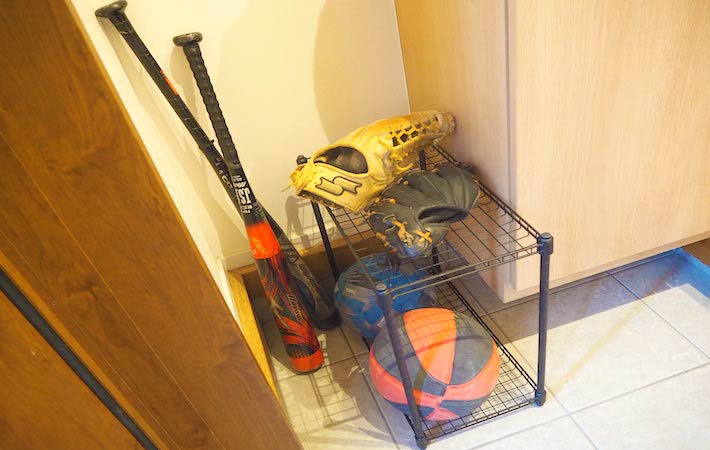 ダイソーのスチールラックを使用してボールや外遊びグッズ、スポーツ用品などを玄関の隙間に収納した様子