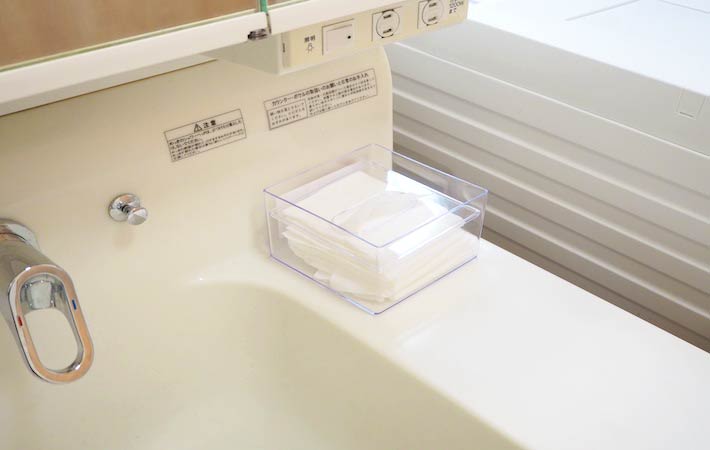 『ティッシュボックス（正方形、１３cm×１３cm×８.２cm）』にティッシュを入れて、スペースの少ない洗面台に置いた様子