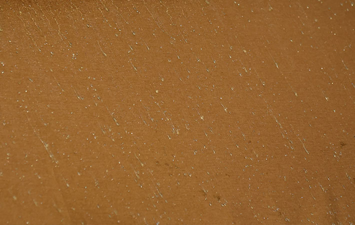 TCミシックペンタゴンタープにシャワーの水を当てた後の表面に、撥水した水分が玉状になっている