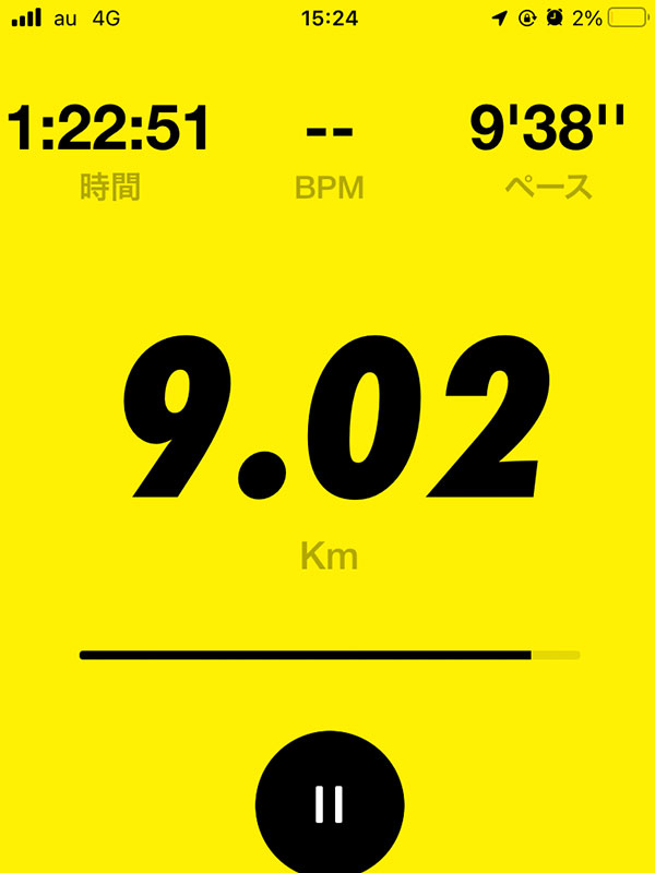 ランニング用アプリで距離を測定している、１時間２２分５１秒で９.０２kmの状態