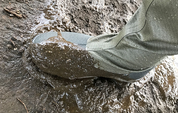 防水FEST(フェスト)ブーツを履いて泥の中を歩いている