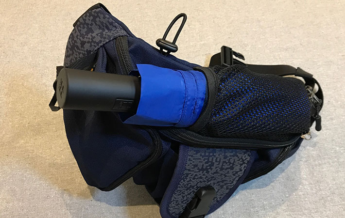 CORDURA(R)（コーデュラ） ウエストバッグの上部にあるメッシュポケットに折りたたみ傘を入れている