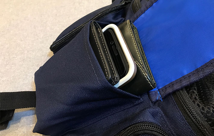 CORDURA(R)（コーデュラ） ウエストバッグの真ん中ポケットに、財布、カードケース、スマートフォンを入れている