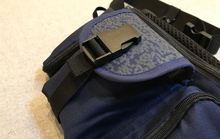CORDURA(R)（コーデュラ） ウエストバッグの真ん中ポケットに、財布、カードケース、スマートフォンを入れて、ポケットのフタを閉じている
