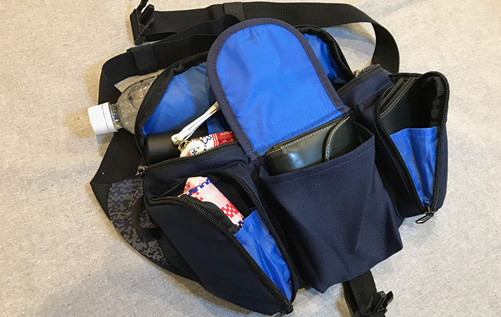 CORDURA(R)（コーデュラ） ウエストバッグに、財布、カードケース、エコバック、ポーチ、折りたたみ傘、５００㎖のペットボトルを入れている