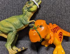 恐竜のおもちゃの口をしばる娘　その理由に「賢い！」「かわいい」