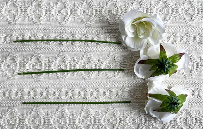ダイソーの造花『ローズピック（３輪、ホワイト）』の花を取り外す