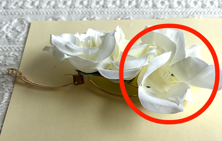 ダイソーの造花『ローズピック（３輪、ホワイト）』花がバラバラになる