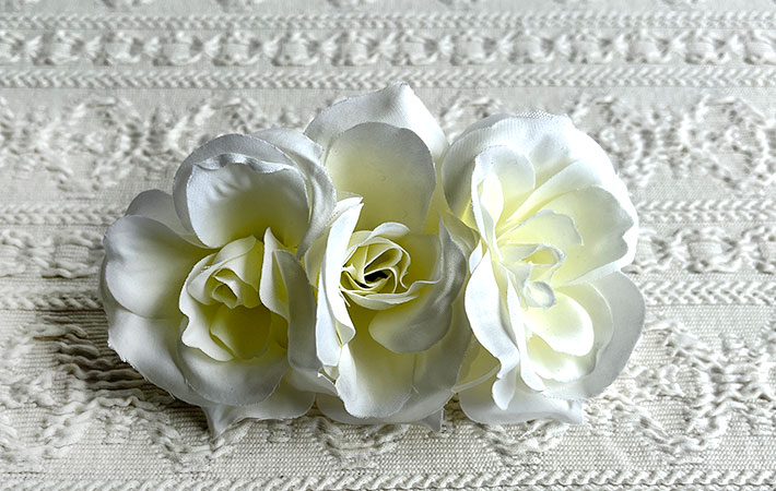 ダイソーの造花『ローズピック（３輪、ホワイト）』のバレッタ