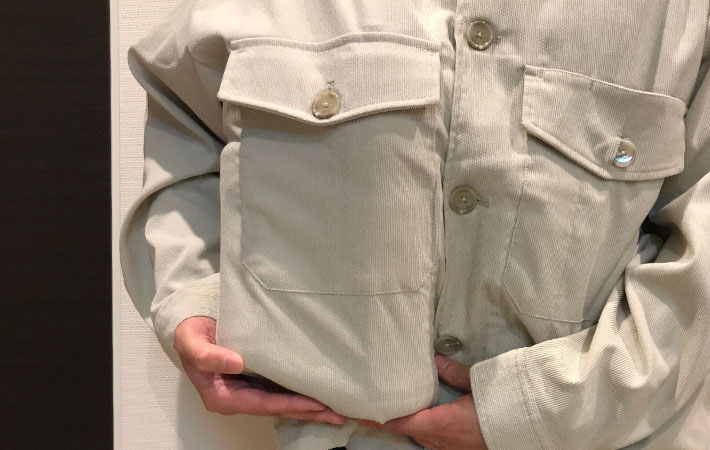 超撥水２WAYシェフジャケットの内側のポケットに１.５ℓのペットボトルを２本入れた状態で、ジャケットを着ている