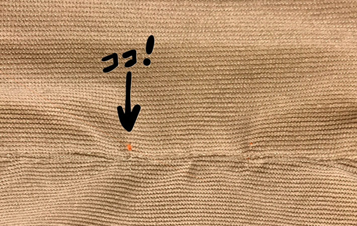 超撥水２WAYシェフジャケットの外側の襟部分にあったオレンジ色の小さい刺繍