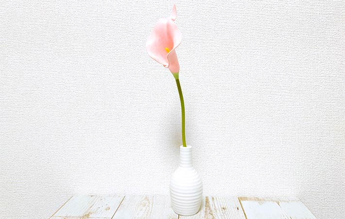 『デザインホワイト花瓶アソート②』に花を一輪挿した様子
