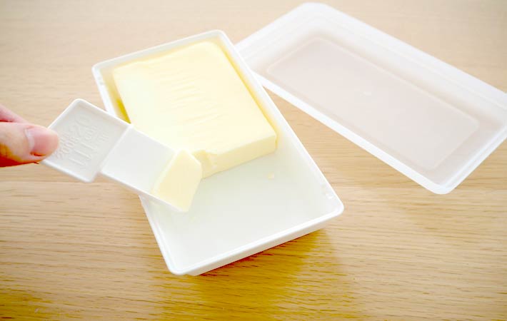 実際に『バターケース（バターカッター付、２８０ｍＬ）』にバターを入れ、付属のバターカッターで分量を量り、カットしている様子