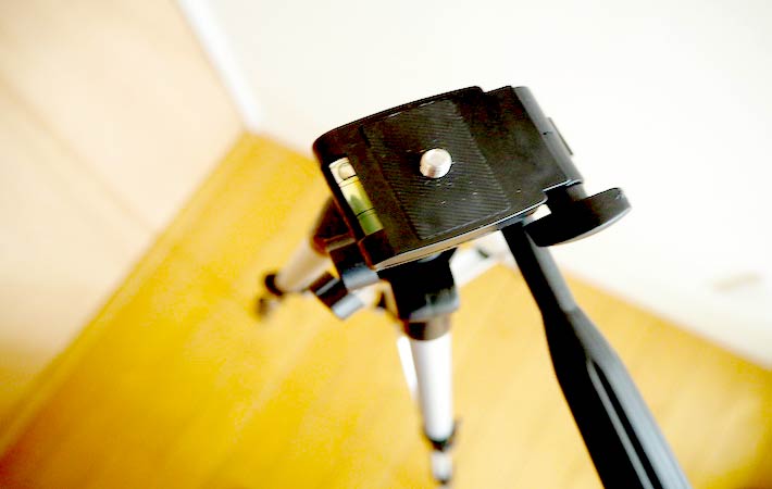 『カメラ三脚４段』の標準規格ネジ穴部分に、水平を測る水準器が設置されている様子