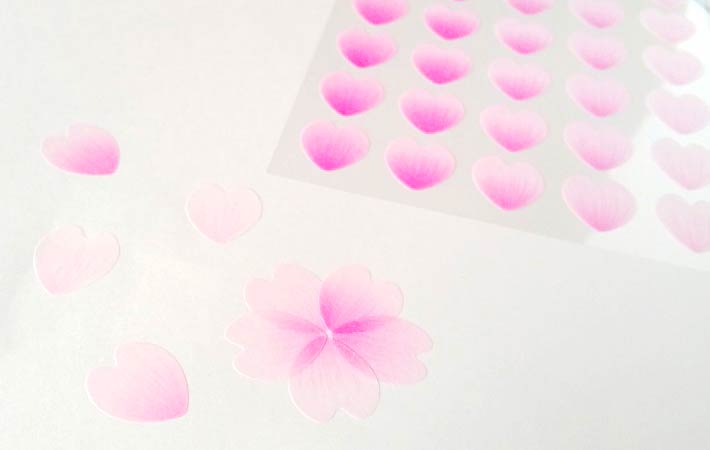 『花びらシール　sakura』１枚ずつ重ねて貼り、桜の形に貼ってみた様子