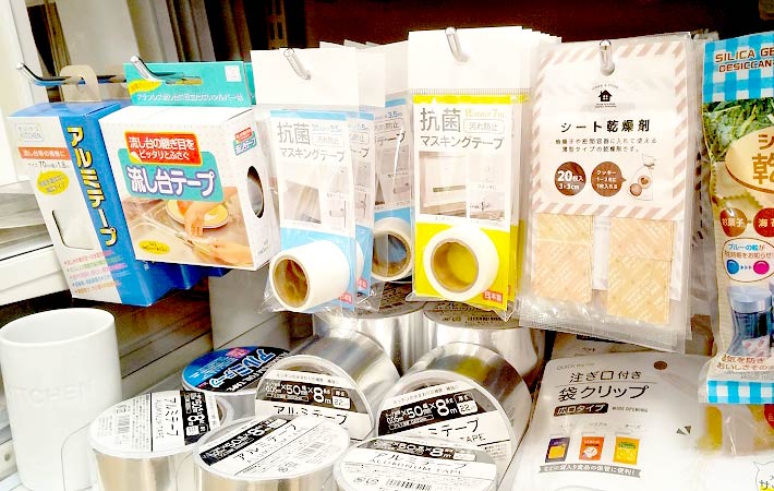 セリアの日用品売り場に、マスキングテープの『抗菌用』が販売されている様子