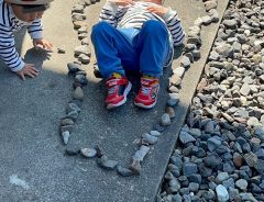 石で枠を作った３歳児　まさかのひと言に「発想が豊か」「将来大物になりそう」の声