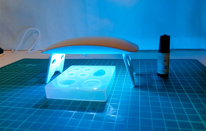 『LED Resin Lamp』を使用して、型に流し込んだ『速乾UVレジン液』と『UVレジン液』を硬化している様子