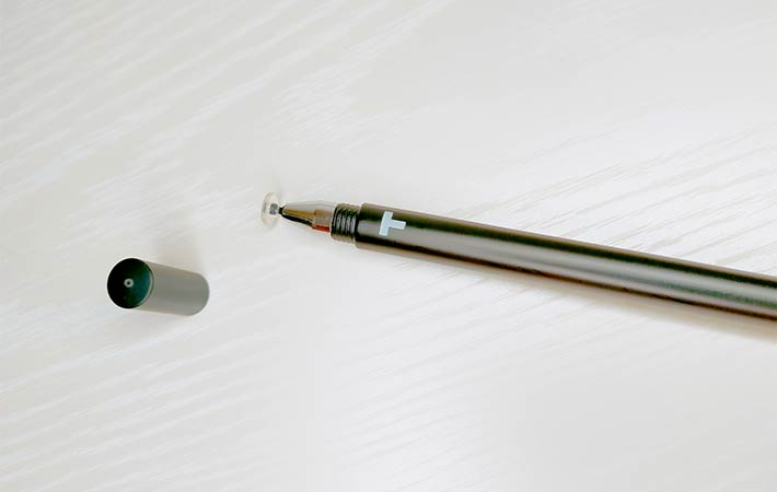 『ディスクタイプタッチペン』（ボールペン付き）のキャップを外した状態