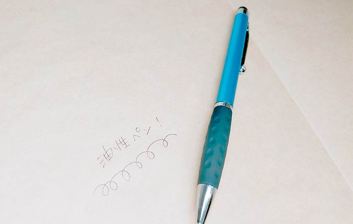 『タッチペン付きボールペン ０.５mm 黒』のボールペン部分を使用して、紙に文字を書いてみた様子