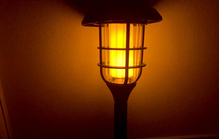 照明を暗くした室内で『ソーラーライト（炎ゆらゆら）』を灯し、暖色の明かりが広範囲に照らされている様子