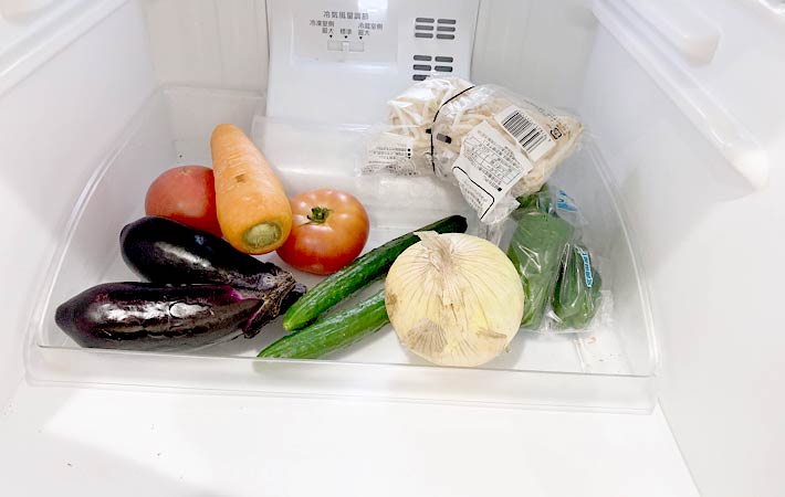 いろんな野菜たちが無造作に置いてある冷蔵庫の様子